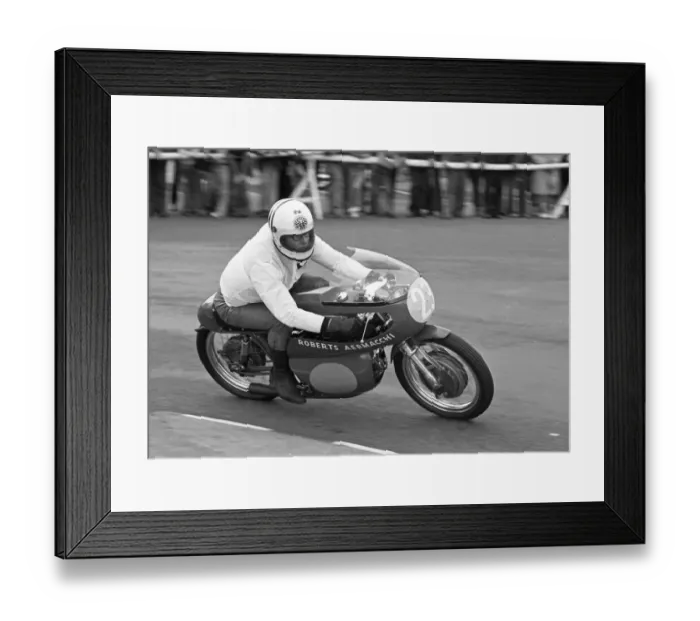 Framed Print : Phil Winter (Roberts Aermacchi) 1975 Junior Manx Grand Prix