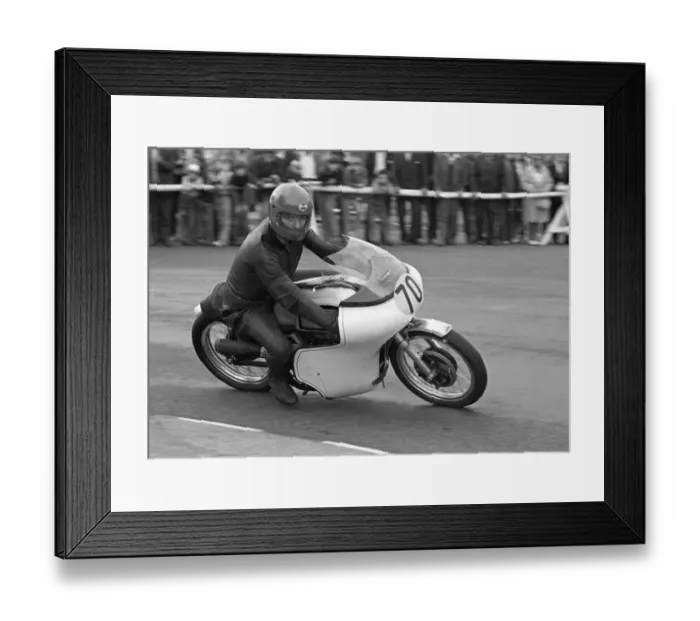 Framed Print : Derrick Holliland (Norton) 1975 Senior Manx Grand Prix Framed Print : Derrick Holliland (Norton) 1975 Senior Manx Grand Prix