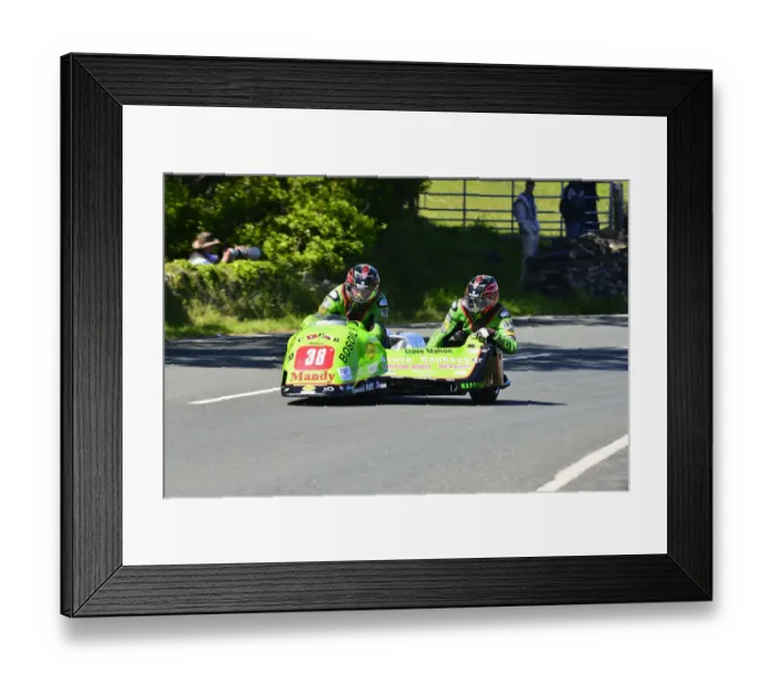 Framed Print : Kenny Howles & Dave Mahon (MR Equipe Yamaha) 2015 Sidecar TT