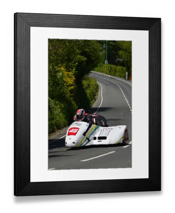 Framed Print : Darryl Rayner & Richard Lawrence (Shelbourne Honda) 2015 Sidecar TT Framed Print : Darryl Rayner & Richard Lawrence (Shelbourne Honda) 2015 Sidecar TT