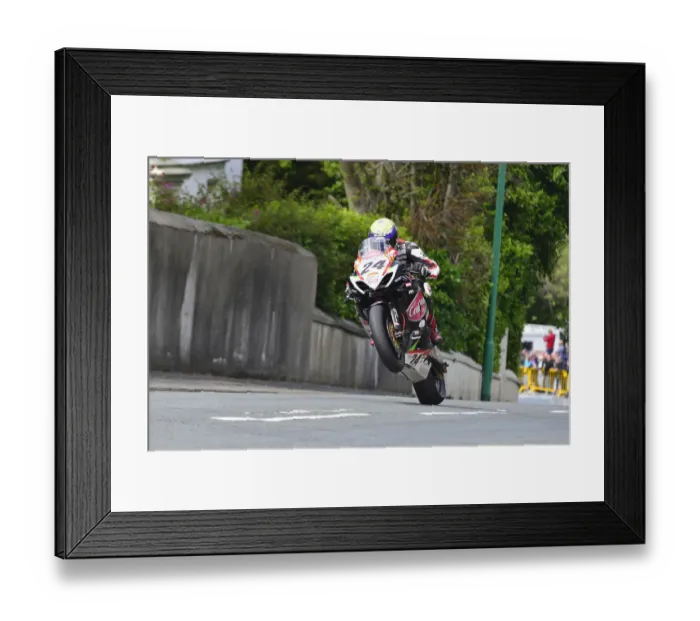 Framed Print : Jamie Hamilton (Suzuki) 2015 Superbike TT Framed Print : Jamie Hamilton (Suzuki) 2015 Superbike TT