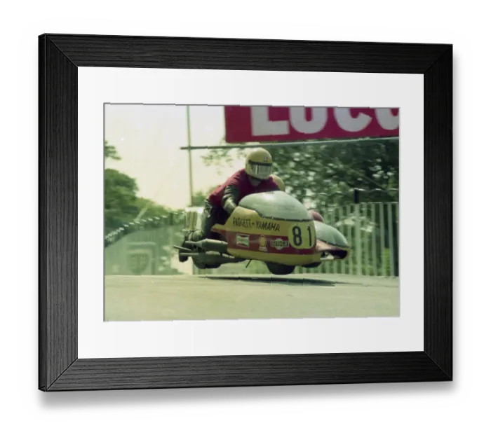 Framed Print : Frank Illingworth & Ray Crowther (Padgett Yamaha) 1976 1000 Sidecar TT