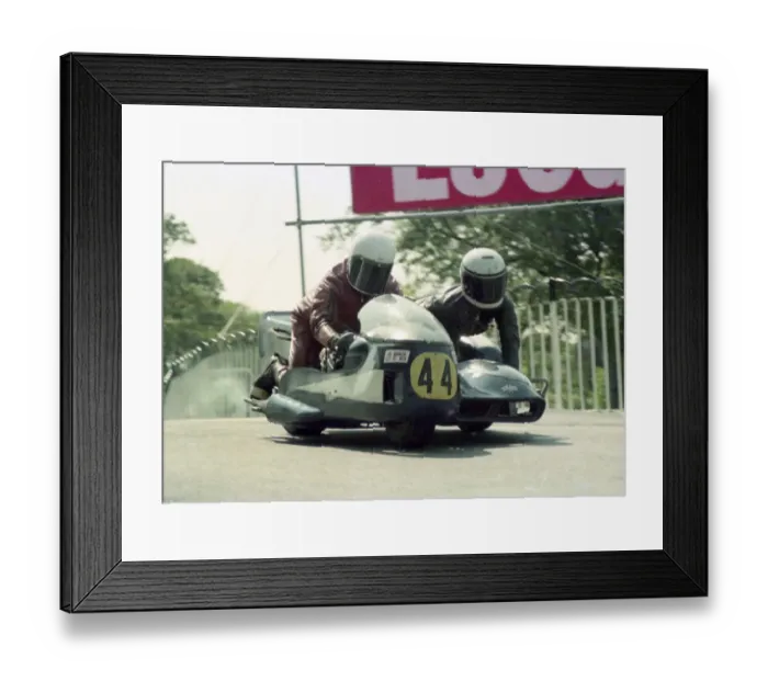 Framed Print : Mick Potter & Beverley Martin (Yamaha) 1976 1000 Sidecar TT Framed Print : Mick Potter & Beverley Martin (Yamaha) 1976 1000 Sidecar TT