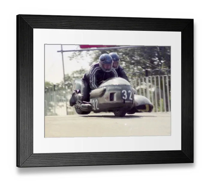 Framed Print : Dick Hawes & Vic Sampson (Yamaha) 1976 500 Sidecar TT Framed Print : Dick Hawes & Vic Sampson (Yamaha) 1976 500 Sidecar TT