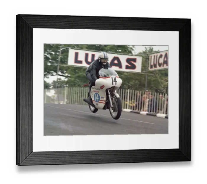 Framed Print : Bill Smith (Honda) 1971 Junior TT Framed Print : Bill Smith (Honda) 1971 Junior TT