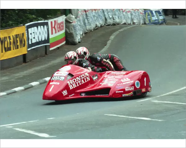 Dave Molyneux & Doug Jewell (Bullock DMR Honda) 1998 Sidecar TT