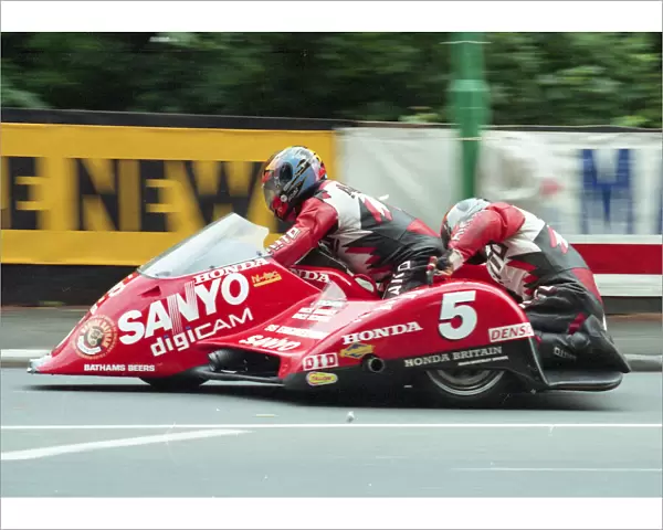 Mick Boddice & Dave Wells (Golden Honda) 1998 Sidecar TT