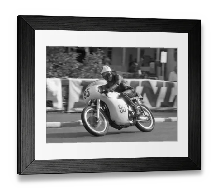 Framed Print : Bob Kewley (Norton) 1966 Senior Manx Grand Prix Framed Print : Bob Kewley (Norton) 1966 Senior Manx Grand Prix