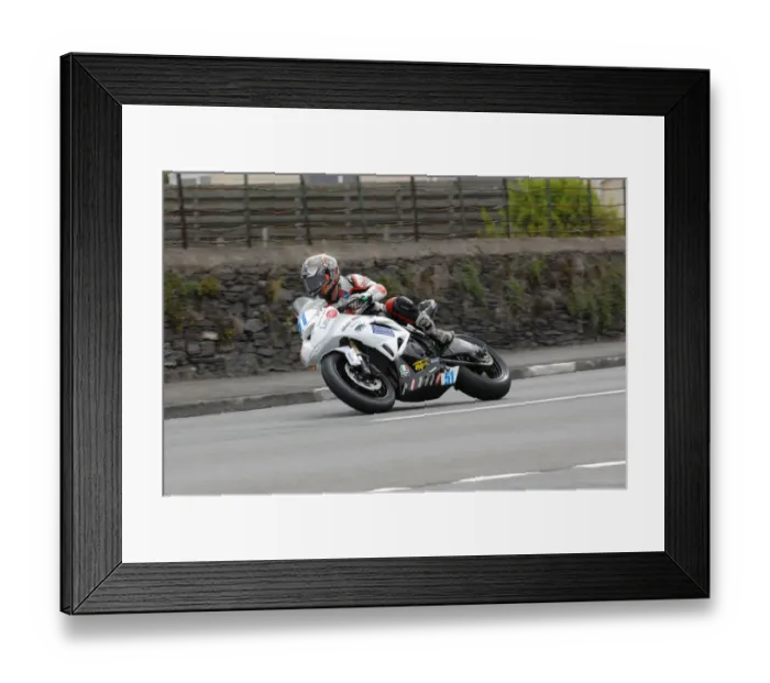 Framed Print : Hudson Kennaugh (Yamaha) 2010 Supersport TT
