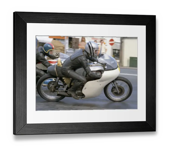 Framed Print : Pete Swallow (Norton) 1975 Senior Manx Grand Prix Framed Print : Pete Swallow (Norton) 1975 Senior Manx Grand Prix