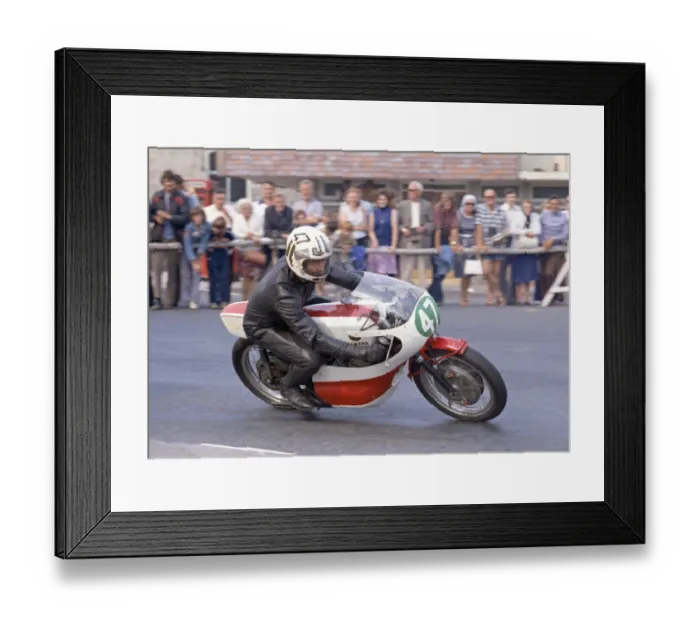 Framed Print : Bill Simpson (Denholm Yamaha) 1975 Lightweight Manx Grand Prix