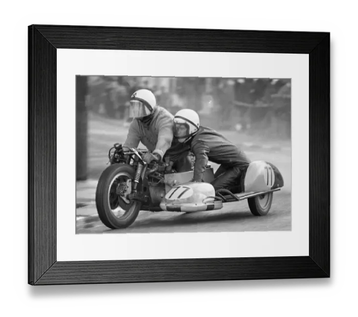 Framed Print : Eric Bregazzi & Jimmy Creer (Rumble BSA) 1972 750 Sidecar TT Framed Print : Eric Bregazzi & Jimmy Creer (Rumble BSA) 1972 750 Sidecar TT