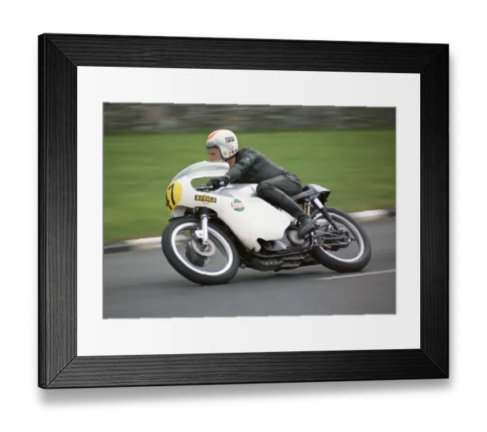 Framed Print : Brian Garratt (Norton) 1974 Senior Manx Grand Prix Framed Print : Brian Garratt (Norton) 1974 Senior Manx Grand Prix
