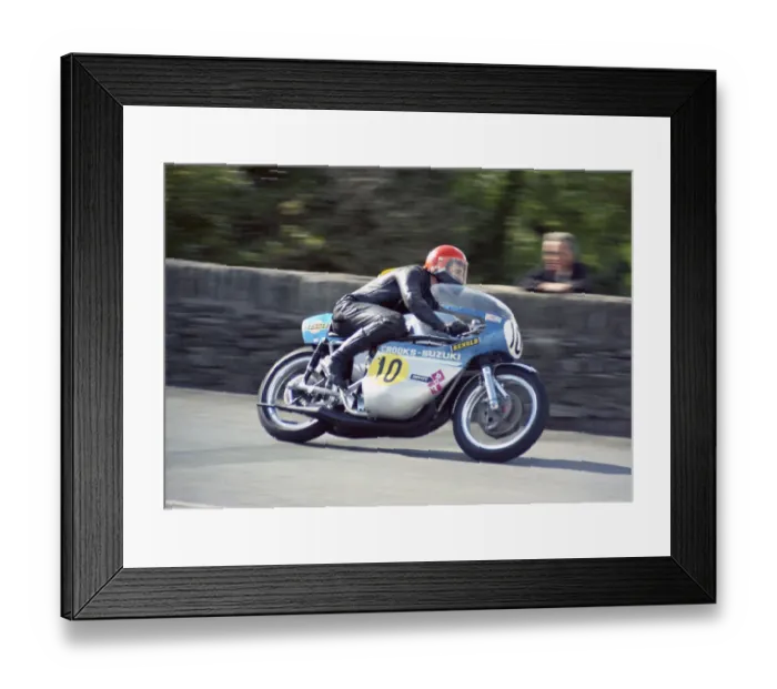 Framed Print : Alan Dowie (Crooks Suzuki) 1974 Senior Manx Grand Prix Framed Print : Alan Dowie (Crooks Suzuki) 1974 Senior Manx Grand Prix