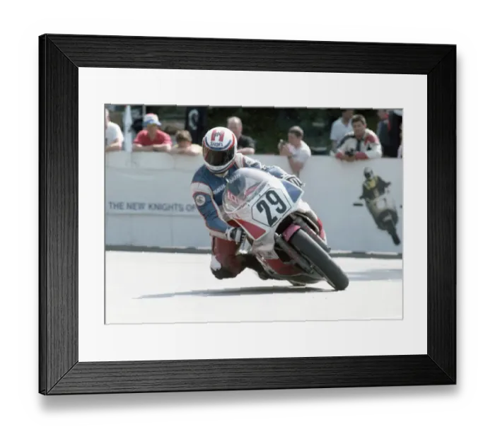 Framed Print : Paul Hunt (Yamaha) 1992 Senior TT Framed Print : Paul Hunt (Yamaha) 1992 Senior TT