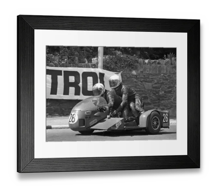 Framed Print : Steve Sinnott & Jim Williamson (Norton) at Governors Bridge: 1973 500 Sidecar TT Framed Print : Steve Sinnott & Jim Williamson (Norton) at Governors Bridge: 1973 500 Sidecar TT