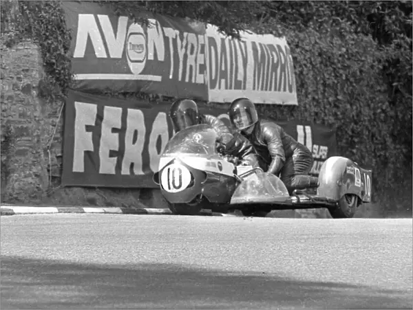 Roy Woodhouse & Doug Woodhouse (Honda) at Governors Bridge: 1973 500 Sidecar TT