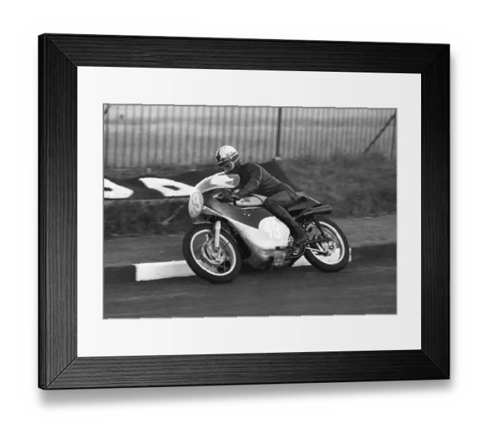 Framed Print : Dave Simmonds (Norton Honda) 1966 Junior TT Framed Print : Dave Simmonds (Norton Honda) 1966 Junior TT