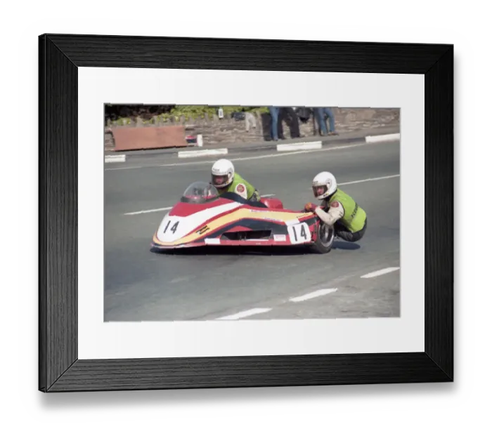 Framed Print : Eric Bregazzi & Jimmy Creer (Windle Yamaha) 1984 Sidecar TT Framed Print : Eric Bregazzi & Jimmy Creer (Windle Yamaha) 1984 Sidecar TT