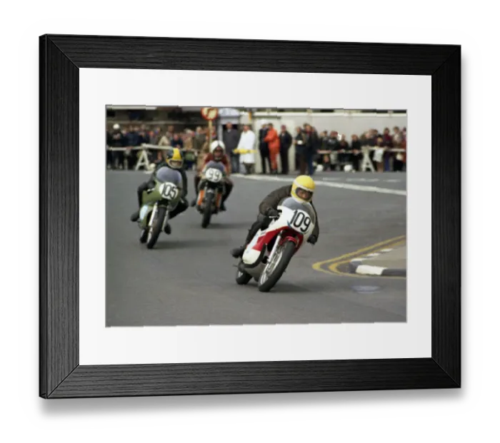Framed Print : Chris Bond (Yamaha) 1974 Junior Manx Grand Prix Framed Print : Chris Bond (Yamaha) 1974 Junior Manx Grand Prix