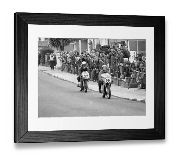 Framed Print : James Pearson (Bultaco) and Frank Shortt (Aermacchi Drixton) 1972 Junior TT Framed Print : James Pearson (Bultaco) and Frank Shortt (Aermacchi Drixton) 1972 Junior TT