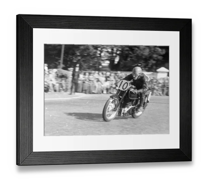 Framed Print : Edward Hunt (Velocette) 1952 Senior Manx Grand Prix Framed Print : Edward Hunt (Velocette) 1952 Senior Manx Grand Prix