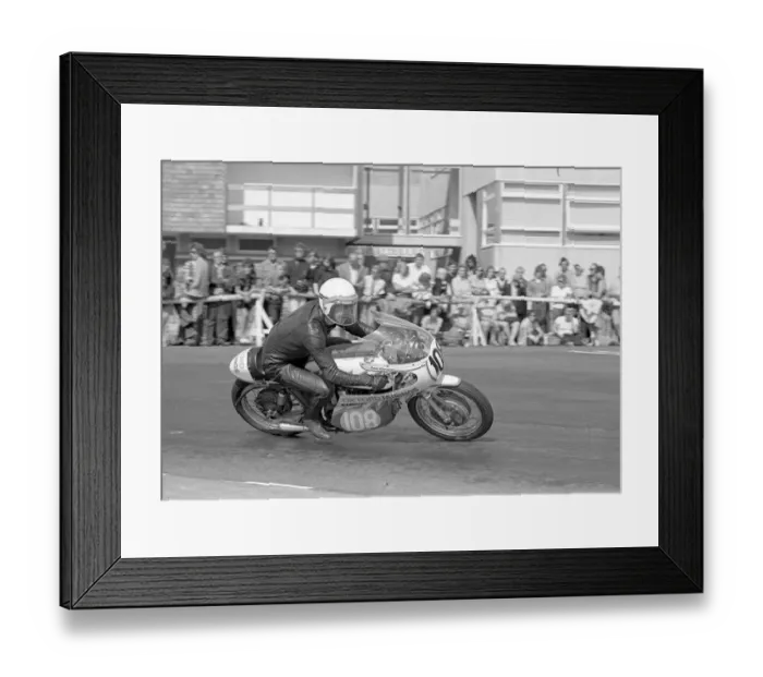 Framed Print : John Hammond (Aermacchi) 1975 Junior Manx Grand Prix Framed Print : John Hammond (Aermacchi) 1975 Junior Manx Grand Prix