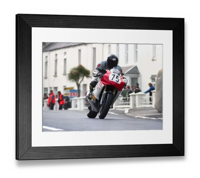 Framed Print : George Spence (Yamaha) 2000 Formula One TT Framed Print : George Spence (Yamaha) 2000 Formula One TT