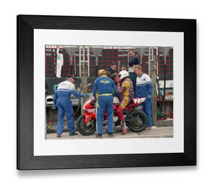 Framed Print : Steve Linsdell (Flitwick Yamaha) 2000 Formula One TT Framed Print : Steve Linsdell (Flitwick Yamaha) 2000 Formula One TT