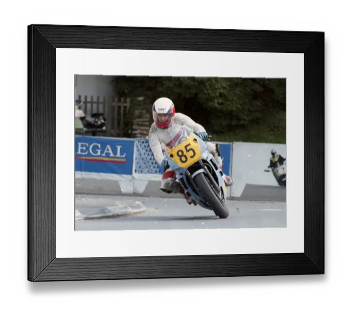 Framed Print : Ian Hickey (Yamaha) 1992 Senior Manx Grand Prix