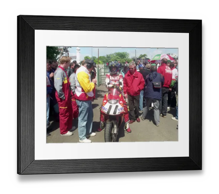 Framed Print : Iain Duffus (Top Gun Ducati) 1995 Senior TT Framed Print : Iain Duffus (Top Gun Ducati) 1995 Senior TT