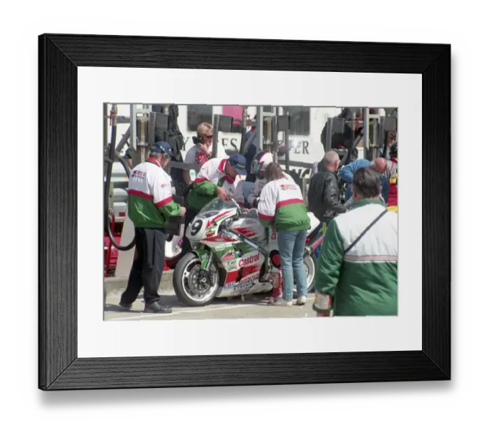 Framed Print : Steve Ward (Castrol Honda) 1995 Senior TT Framed Print : Steve Ward (Castrol Honda) 1995 Senior TT
