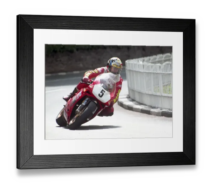 Framed Print : Robert Holden (Ducati) 1995 Senior TT Framed Print : Robert Holden (Ducati) 1995 Senior TT