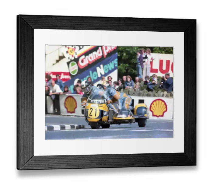 Framed Print : Malcolm Aldrick & Paul Beasley (Hadleigh Kawasaki) 1976 1000 Sidecar TT Framed Print : Malcolm Aldrick & Paul Beasley (Hadleigh Kawasaki) 1976 1000 Sidecar TT
