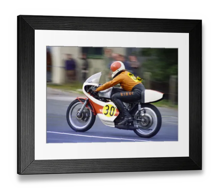 Framed Print : Les Bibby (Yamaha) 1976 Senior Manx Grand Prix Framed Print : Les Bibby (Yamaha) 1976 Senior Manx Grand Prix