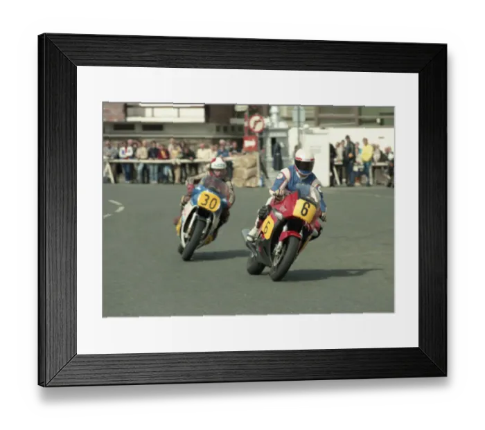 Framed Print : Paul Hunt (Kawasaki) and Justin Urch (Suzuki) 1986 Senior Manx Grand Prix