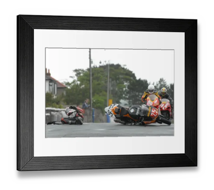 Framed Print : Oops! Stephen Oates (Suzuki) 2007 Southern 100 Framed Print : Oops! Stephen Oates (Suzuki) 2007 Southern 100