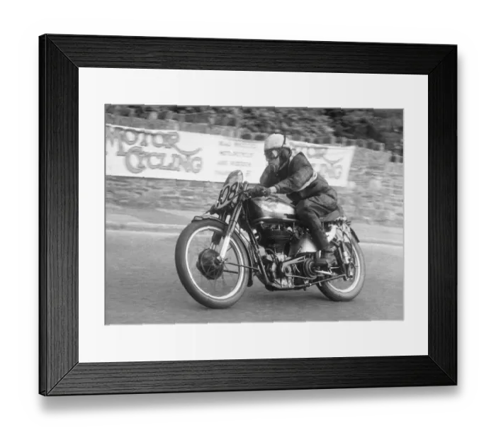 Framed Print : Roy Bennett (Norton) 1952 Senior Manx Grand Prix Framed Print : Roy Bennett (Norton) 1952 Senior Manx Grand Prix