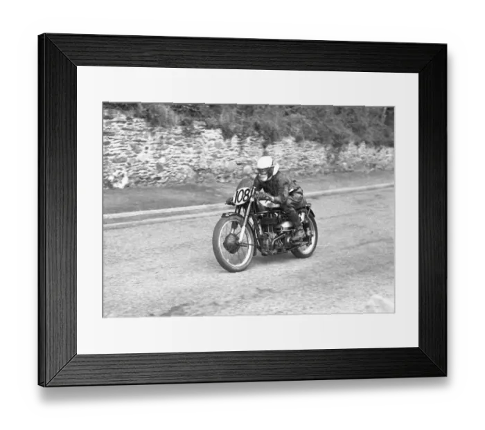 Framed Print : Roy Bennett (Norton) 1952 Senior Manx Grand Prix Framed Print : Roy Bennett (Norton) 1952 Senior Manx Grand Prix