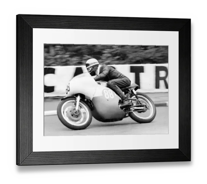 Framed Print : Mick Bennett (Norton) 1966 Senior Manx Grand Prix