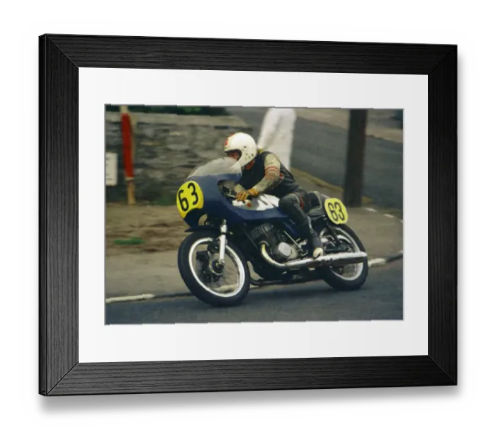 Framed Print : Brian Bedford (Suzuki) 1976 Senior Manx Grand Prix Framed Print : Brian Bedford (Suzuki) 1976 Senior Manx Grand Prix