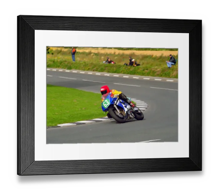Framed Print : Alan Bennie (Yamaha) 2002 Lightweight Manx Grand Prix