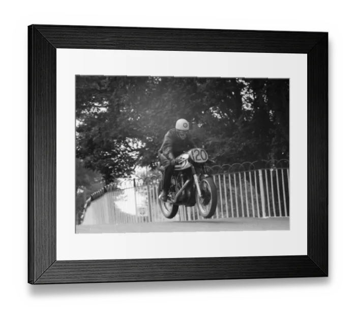 Framed Print : Brian Betts (Norton) 1960 Senior Manx Grand Prix Framed Print : Brian Betts (Norton) 1960 Senior Manx Grand Prix