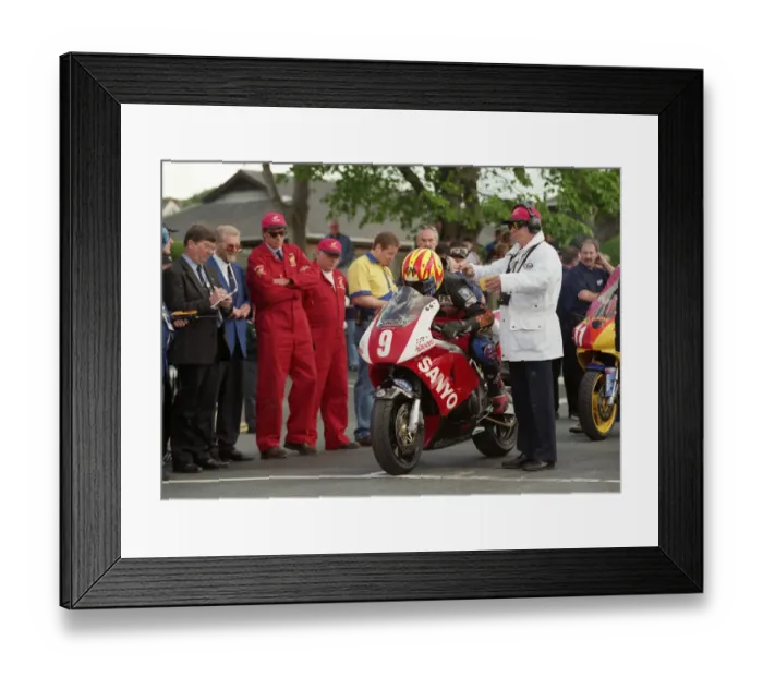 Framed Print : Ian Simpson (Honda) 1998 Senior TT Framed Print : Ian Simpson (Honda) 1998 Senior TT