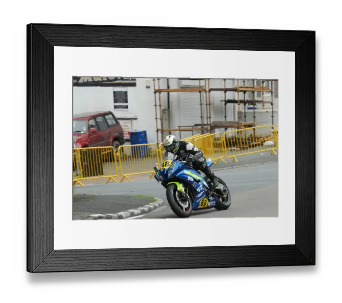 Framed Print : Robert Charlton (Yamaha) 2012 Senior Manx Grand Prix Framed Print : Robert Charlton (Yamaha) 2012 Senior Manx Grand Prix