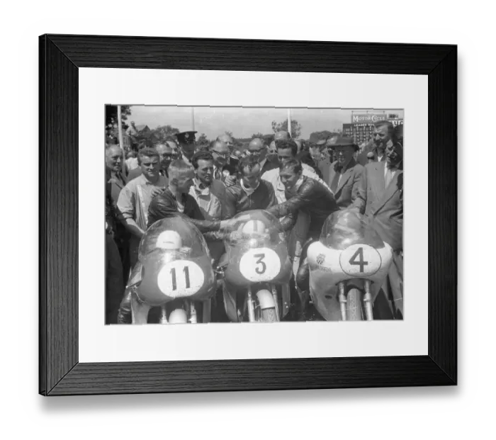 Framed Print : John Hartle (MV), John Surtees (MV) and Mike Hailwood (Norton) 1960 Senior TT Framed Print : John Hartle (MV), John Surtees (MV) and Mike Hailwood (Norton) 1960 Senior TT