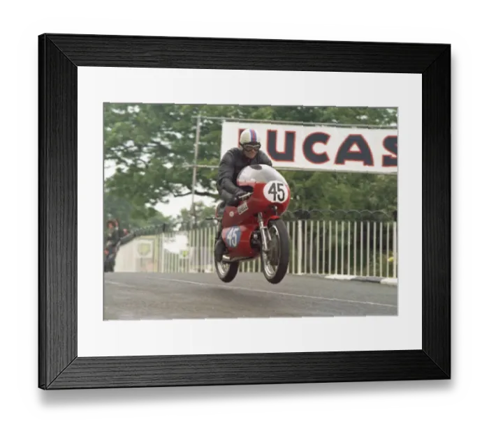 Framed Print : Roger Sutcliffe (Aermacchi) 1971 Junior TT Framed Print : Roger Sutcliffe (Aermacchi) 1971 Junior TT