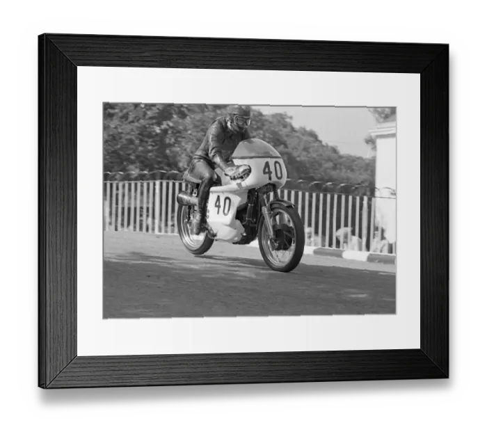 Framed Print : Tom Turner (Norton) 1971 Senior Manx Grand Prix Framed Print : Tom Turner (Norton) 1971 Senior Manx Grand Prix