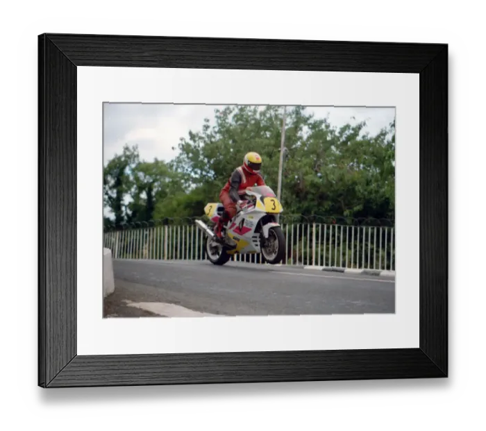 Framed Print : Ian Thompson (Yamaha) 1995 Newcomers Manx Grand Prix Framed Print : Ian Thompson (Yamaha) 1995 Newcomers Manx Grand Prix
