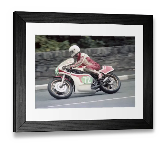 Framed Print : Tony Holmes (Yamaha) 1982 Newcomers Manx Grand Prix Framed Print : Tony Holmes (Yamaha) 1982 Newcomers Manx Grand Prix